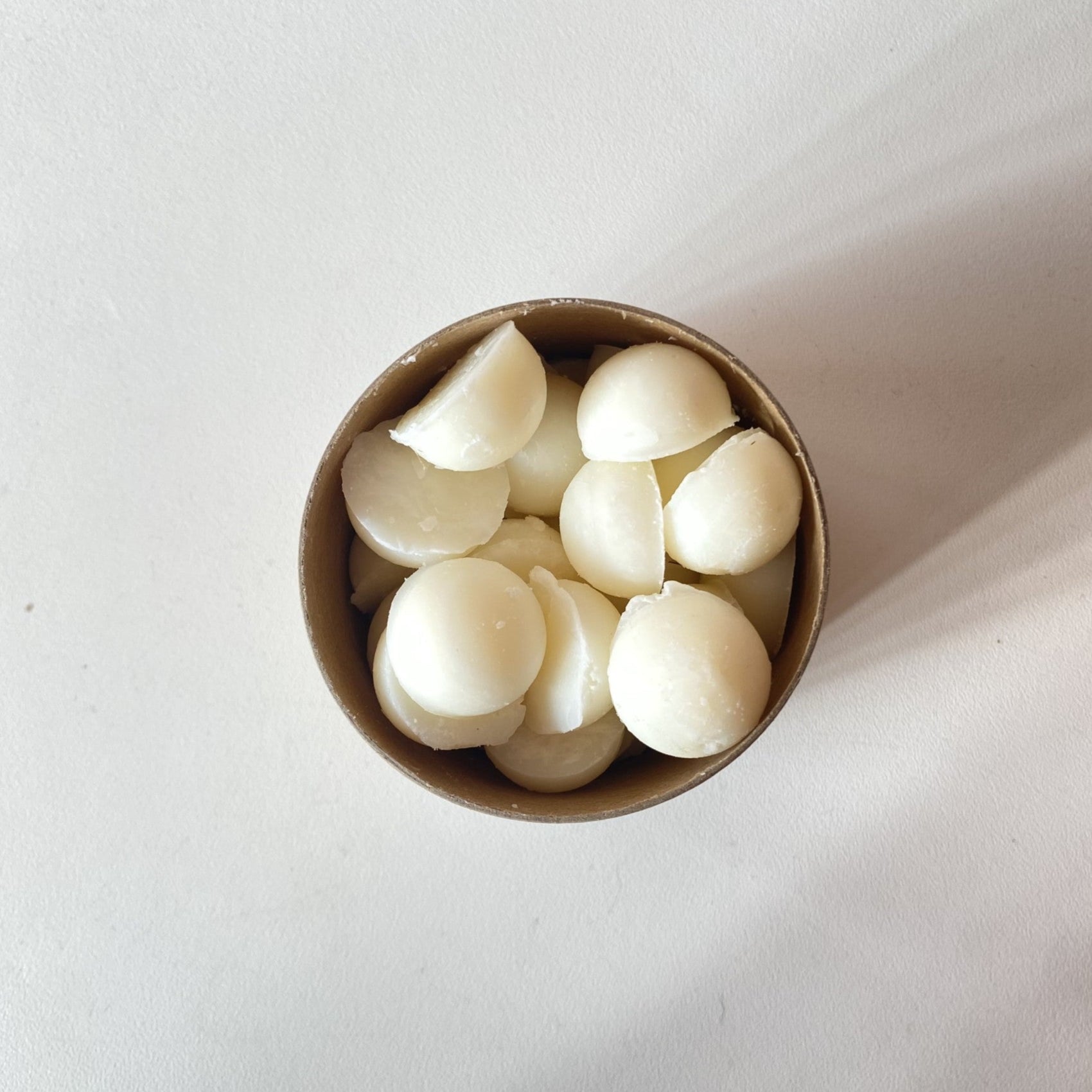 Handcrafted Kenilworth scented wax melts by The Artibus Yard, made in small batches in Warwickshire, with fresh notes of leafy greens, orange, and bergamot in eco-friendly packaging